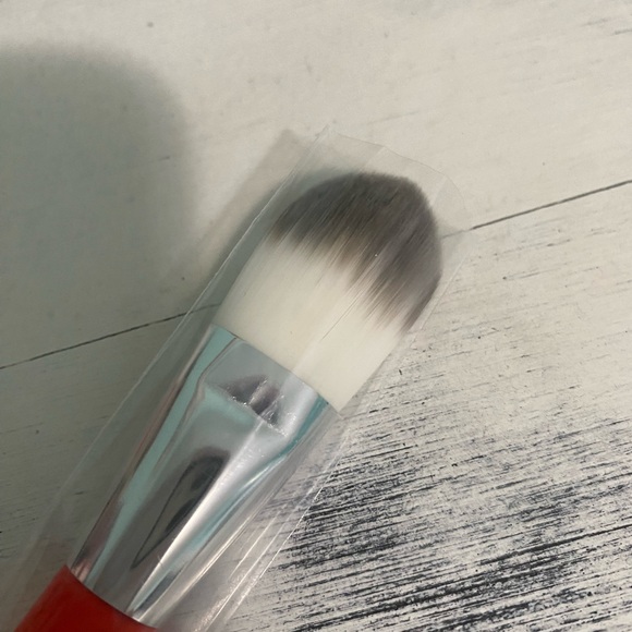 Flirtatious Looks Cosmetics The Perfect Duel: Foundation Travel Set - Picture 4 of 4